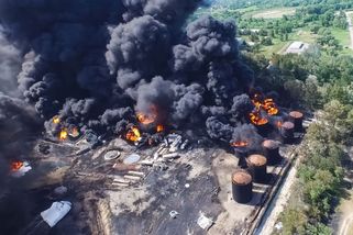 Ruskou rafinerii se nedaří uhasit. Ekologická katastrofa se šíří až na Kavkaz, prší černý déšť